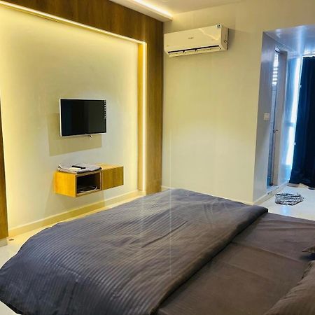 Oyo Florence Hotel Surat Zewnętrze zdjęcie