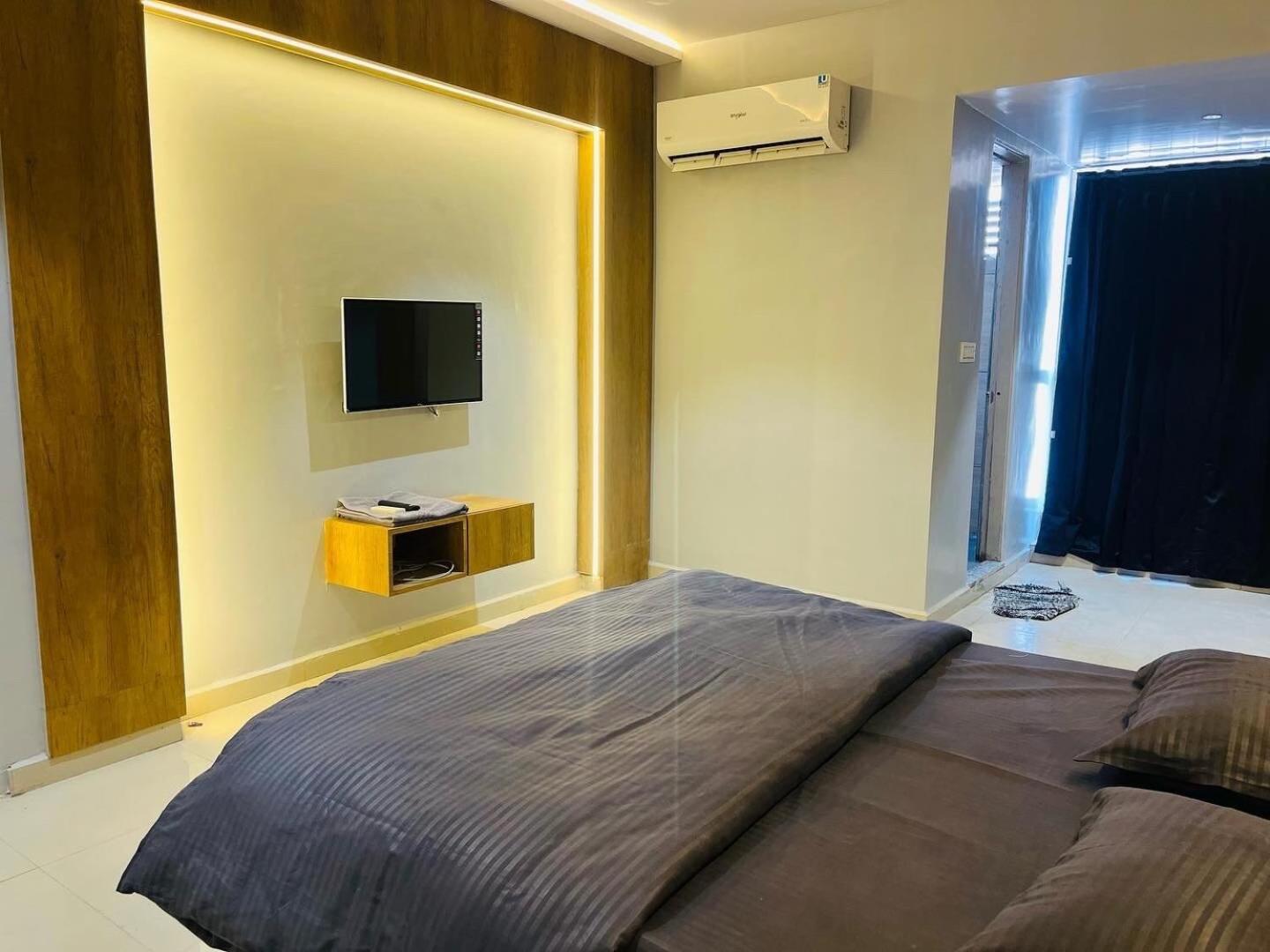 Oyo Florence Hotel Surat Zewnętrze zdjęcie